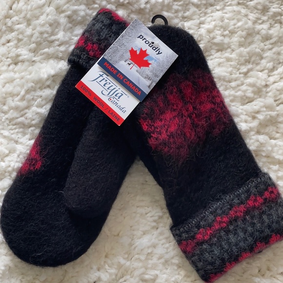 Freyja Accessories - Freyja made in Canada Wool lined women's warm winter mittens Black/Red NWT